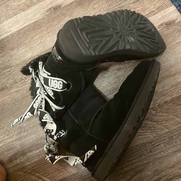 Ugg boots with metal plate. Size 7 Women. Good used condition. Offers welcome. - Picture 4 of 7